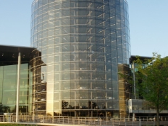 800px Glass manufacture vw phaeton dresden3 Volkswagen Factory   Wolfsburg Germany